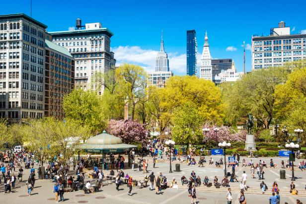 Der Union Square Park in New York City mit Menschen und Blick auf die Skyline.