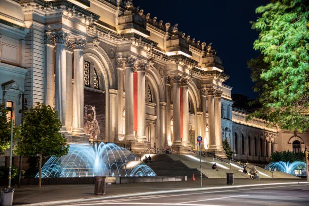 Das Metropolitan Museum of Art in New York bei Nacht mit beleuchteten Brunnen.