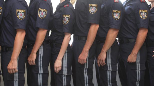 Polizeidienst: Anspruchsvoll, vielseitig, abwechslungsreich – so wirbt das Innenministerium um Nachwuchs. Kein Job also, in dem "Kapplständer" gefragt sind. Bewerber-Ansturm bei der Polizei