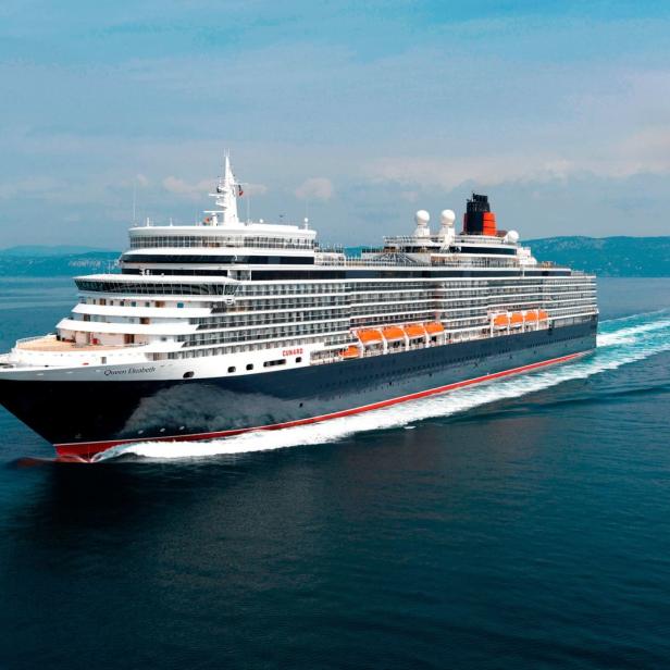 Das Kreuzfahrtschiff „Queen Elizabeth“ fährt auf dem Meer.