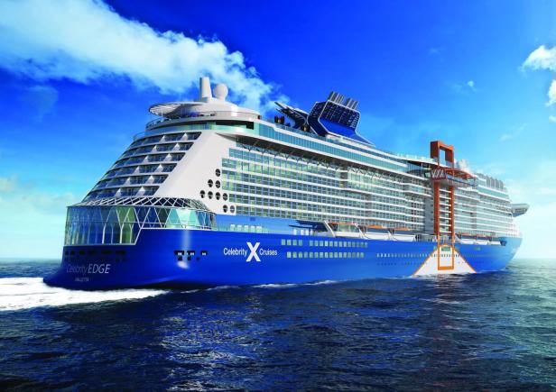 Das Kreuzfahrtschiff „Celebrity Edge“ fährt auf dem offenen Meer.