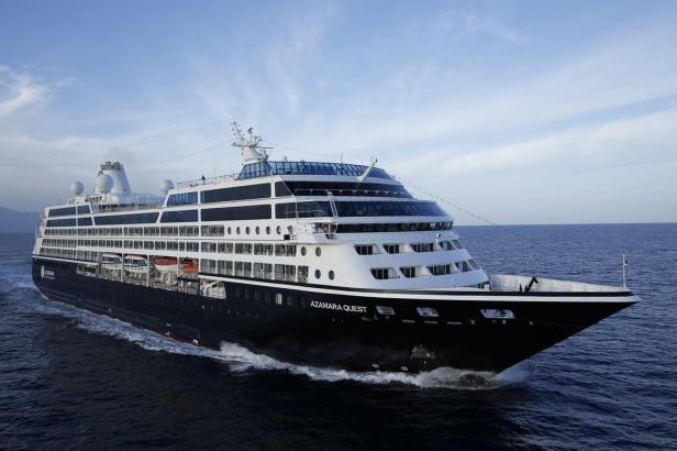 Das Kreuzfahrtschiff „Azamara Quest“ fährt auf dem offenen Meer.