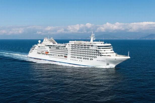 Das Kreuzfahrtschiff „Silver Muse“ fährt auf dem offenen Meer.