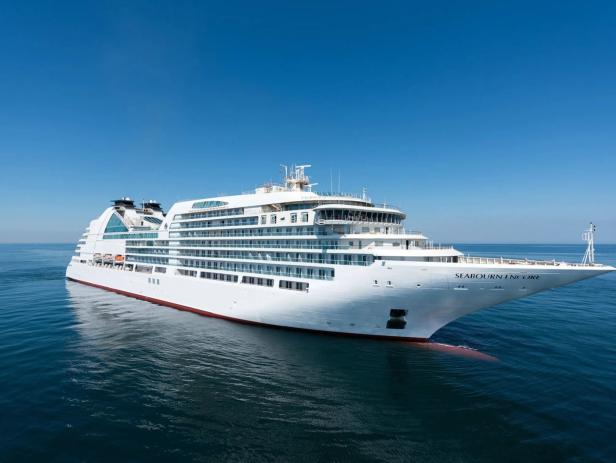 Das Kreuzfahrtschiff „Seabourn Encore“ fährt auf ruhigem, blauem Wasser.