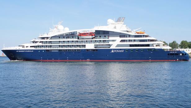 Das Kreuzfahrtschiff „Le Dumont d'Urville“ der Reederei Ponant auf dem Wasser.