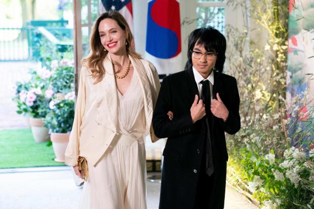 Angelina Jolie: Seltener Auftritt mit Sohn Maddox - und mit neuer Haarfarbe