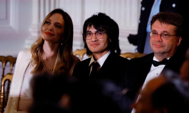 Angelina Jolie: Seltener Auftritt mit Sohn Maddox - und mit neuer Haarfarbe