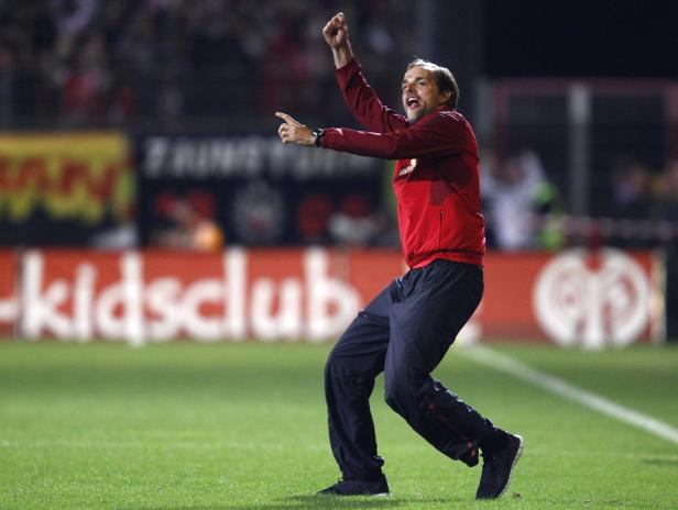 Thomas Tuchel jubelt auf dem Spielfeld.