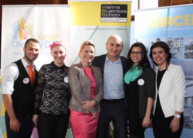 Eine Gruppe von sechs Personen posiert vor Bannern der Vienna Business School und Junior Diversity Day.