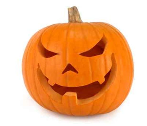 Ein geschnitzter Halloween-Kürbis mit grimmigem Gesichtsausdruck.