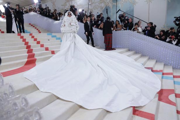 Rihannas Auftritt bei Met-Gala lässt Fans rätseln, ob sie verheiratet ist