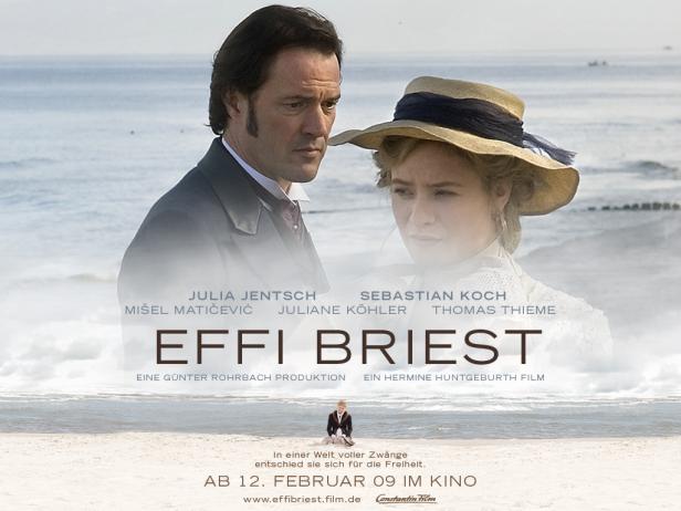 Das Filmplakat für „Effi Briest“ zeigt Julia Jentsch und Sebastian Koch am Meer.