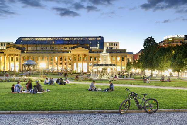 Stuttgart: Relaxen auf dem Schlossplatz mit Jubiläumssäule und Springbrunnen.