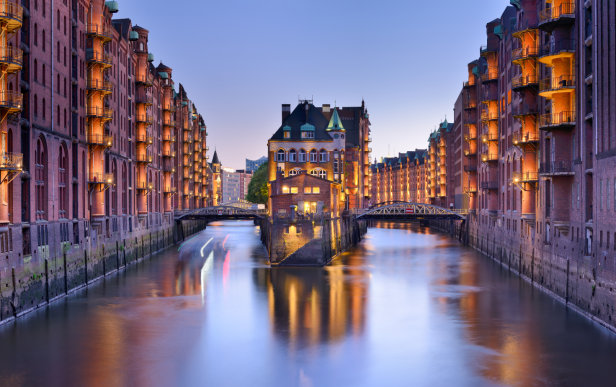 Die Speicherstadt in Hamburg, ein UNESCO-Weltkulturerbe, bei Dämmerung.