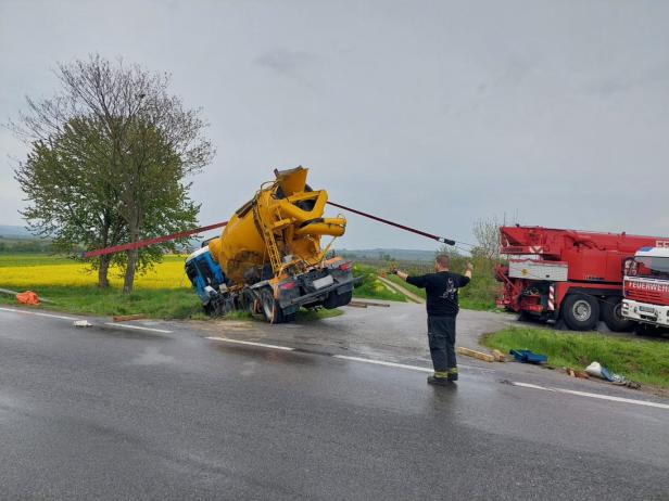 Betonmischwagen und Pkw landeten bei Langenlois im Straßengraben