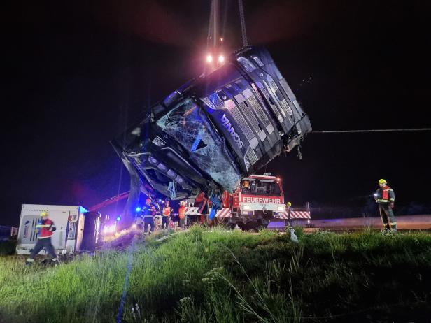 Sekundenschlaf: Lkw-Sattelzug stürzte auf der A2 in NÖ in Graben