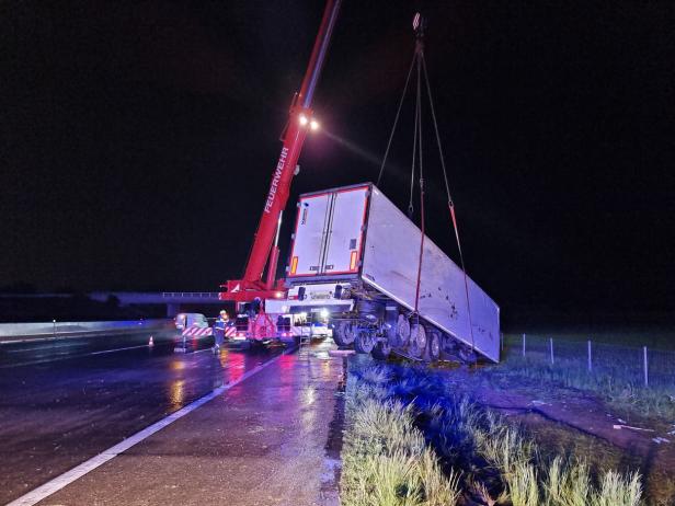 Sekundenschlaf: Lkw-Sattelzug stürzte auf der A2 in NÖ in Graben