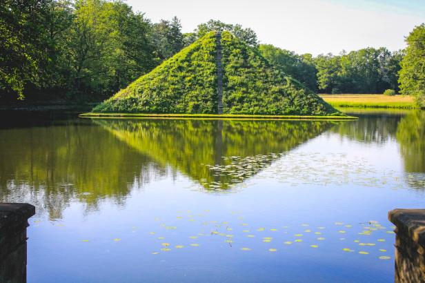 Die Wasserpyramide im Fürst-Pückler-Park in Cottbus.