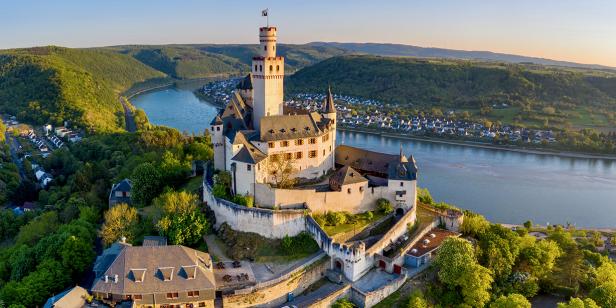 Braubach: Die Marksburg thront über dem Rhein, Route der Rheinromantik;, Oberes Mittelrheintal.