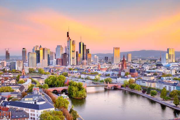 Frankfurt/Main: Der Main auf die Skyline.