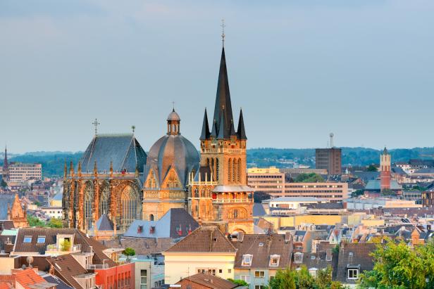 Der Aachener Dom überragt die Dächer der Stadt Aachen.