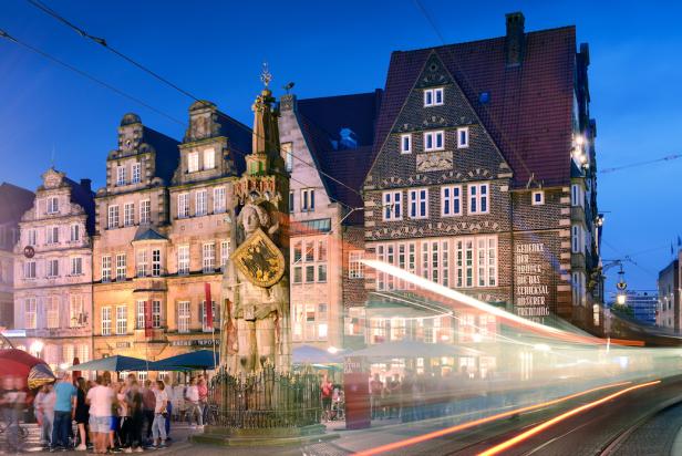 Pittoreske Stadt mit Fachwerkhäusern am Abend.