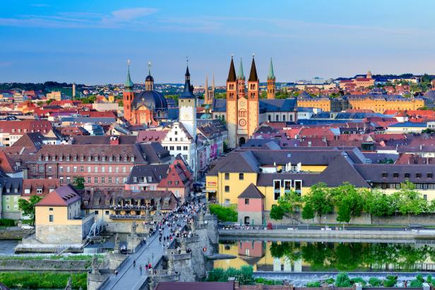 Blick auf Würzburg mit der alten Mainbrücke und dem Dom St. Kilian.
