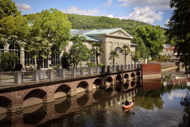 Bad Kissingen: Fränkische Saale mit Wandelhalle, UNESCO Weltkulturerbe.