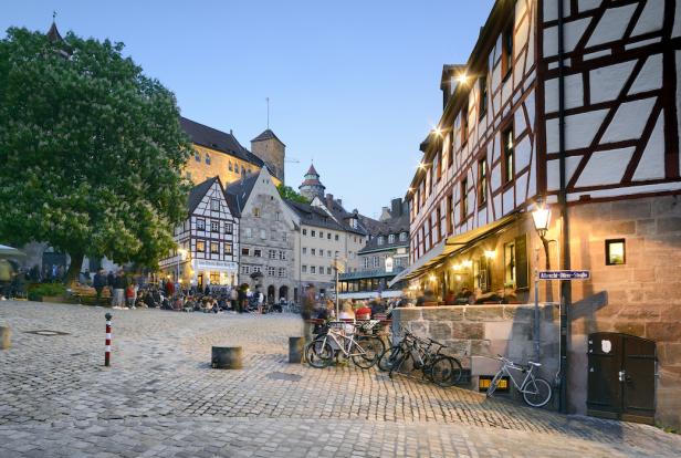 Der belebte Albrecht-Dürer-Platz in Nürnberg am Abend.
