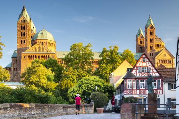 Der Speyerer Dom, gesehen von einer Brücke in Speyer.