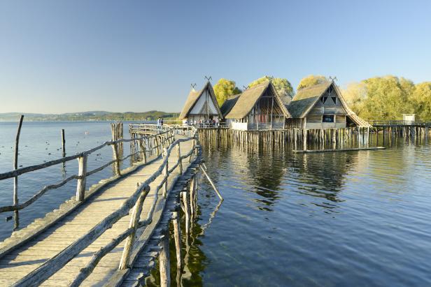Pfahlbauten am Bodensee, verbunden durch einen hölzernen Steg.
