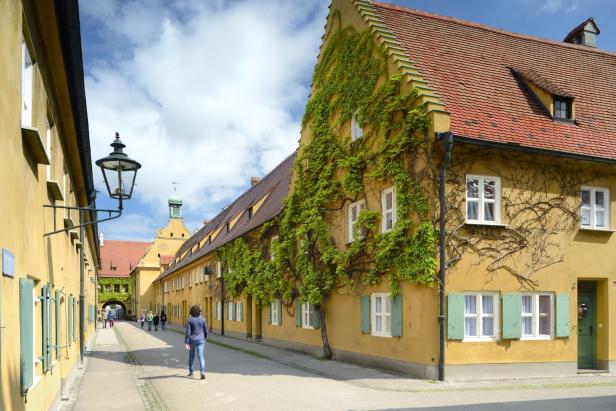 Die Herrengasse in der Fuggerei in Augsburg, eine Straße der Romantik.
