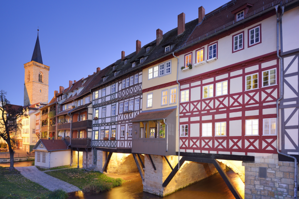 Erfurt: Krämerbrücke und Ägidienkirche am Abend.