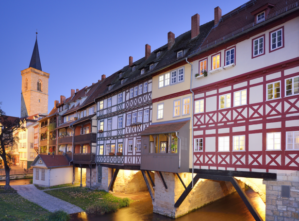 Erfurt: Krämerbrücke und Ägidienkirche am Abend.
