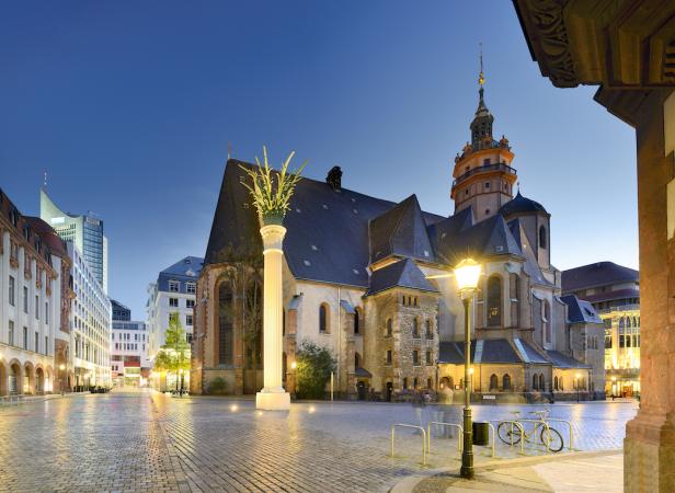 Die Nikolaikirche in Leipzig bei Nacht.