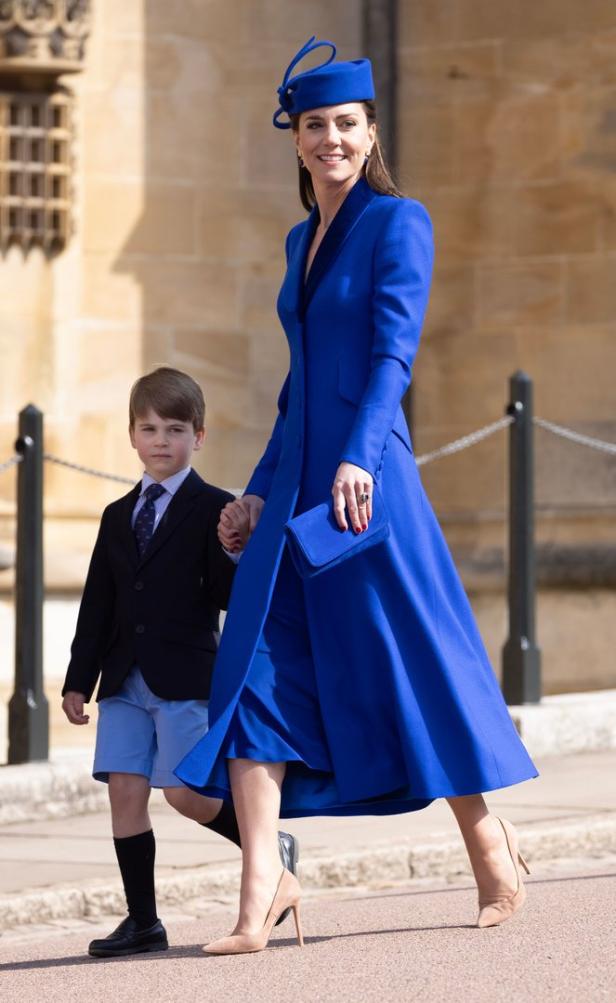 Catherine, Prinzessin von Wales, geht mit Prinz Louis Hand in Hand.