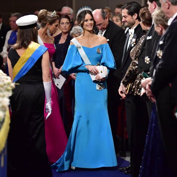 Prinzessin Sofia von Schweden in einem blauen Kleid und mit Tiara bei einer Veranstaltung.