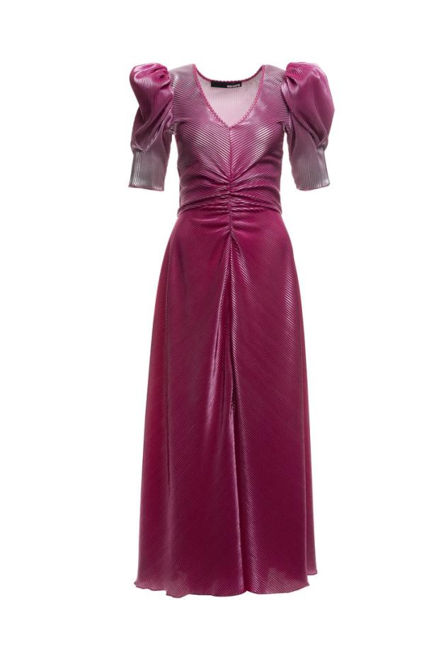 Ein plissiertes, pinkfarbenes Kleid mit Puffärmeln und V-Ausschnitt.