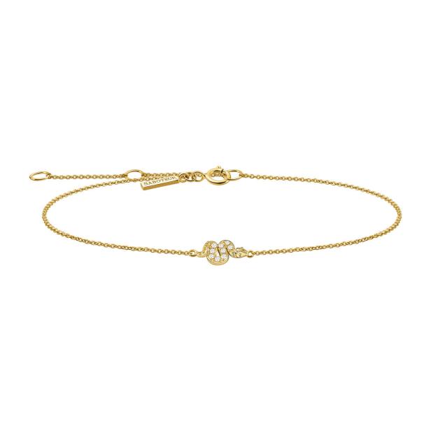 Ein goldenes Armband mit einem „M“-förmigen Anhänger, der mit kleinen Diamanten besetzt ist.
