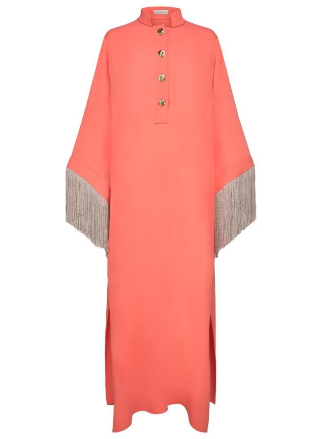 Ein lachsfarbenes Kleid mit Fransen an den Ärmeln und goldenen Knöpfen.