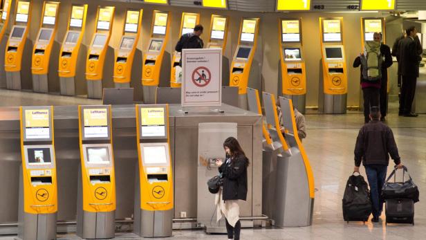 Reihe von Check-in-Automaten der Lufthansa in einem Flughafen.