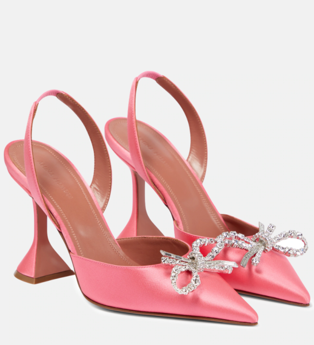 Zwei rosa Slingback-Pumps mit Kristallschleifen stehen vor einem weißen Hintergrund.