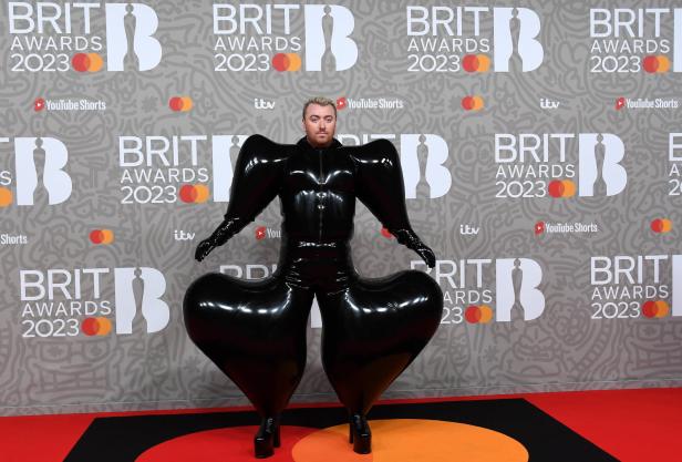Sam Smith in einem extravaganten, schwarzen Latex-Outfit bei den Brit Awards 2023.