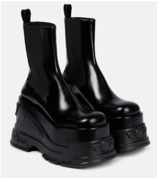Ein Paar schwarze Chelsea-Stiefel mit Plateausohle.