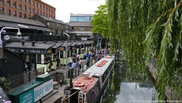 Die "Perseus" liegt vertäut am Camden Market