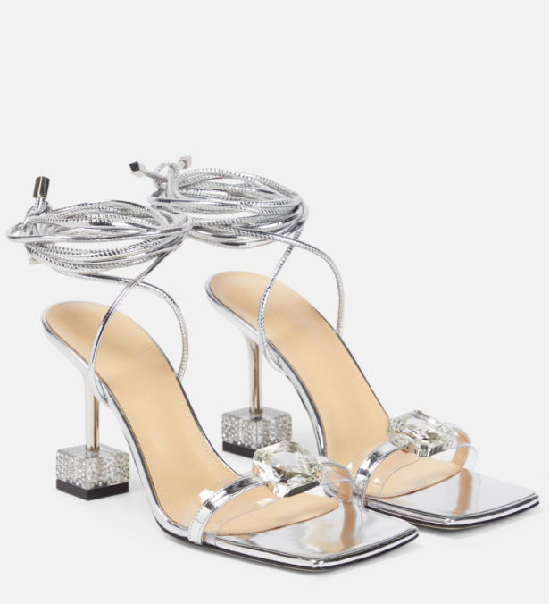 Silberne Sandalen mit Strass-Absatz und transparenten Riemen, verziert mit einem grossen Schmuckstein.
