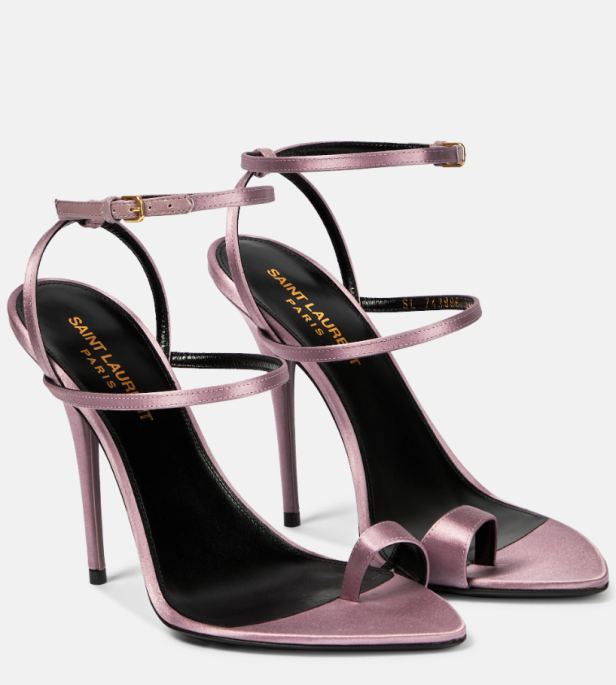 Ein Paar lilafarbene „Saint Laurent“-Sandalen mit hohem Absatz und Zehensteg.