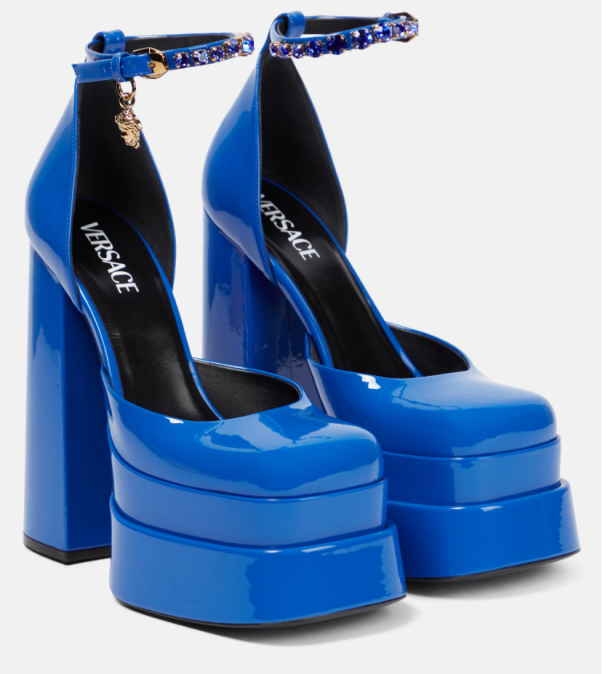 Ein Paar blaue Versace Plateau-Pumps mit Strass-besetzten Knöchelriemen.