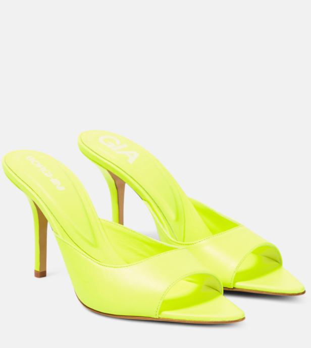 Ein Paar neongelbe Gia Borghini High Heels auf einem weißen Hintergrund.