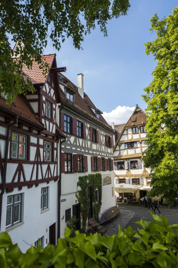 Gebäudegruppe im Fachwerkstil mit Fenstern.